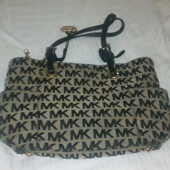 Michael Kors - Picture 2 of 4